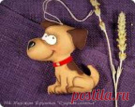 Шьём озорную кофейную собачку к Новому году  Захотелось мне сделать для вас новогодний подарок, а именно — мастер-класс по шитью кофейной собачки:) Ещё достаточно времени, чтобы, освоив этот процесс, приготовить подарочки всем своим друзьям.   Рисунок собачки я увидела в интернете, слегка изменила и после нескольких проб нашла нужный размер и пропорции.  Игрушка получается размером 11х13 см. Благодаря использованию для покраски ...