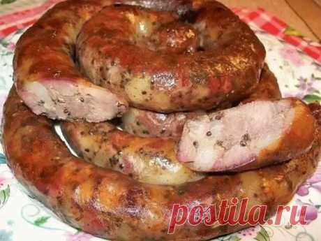 Колбаса домашняя куриная быстрого приготовления!
Ингредиенты :
• 1 кг. бедро куриное (без костей)
• 7-8 зубчиков чеснока
• 0,5 ч.л. перец черный (молотый)
• 0,5 ч.л. приправа для курицы ( напишу что туда входит: соль, паприка, сахар, семена горчицы, куркума)
• 2 ст. л. майонеза
• 15 гр. желатина
Приготовление:
• Куриное мясо помыть, обсушить, порезать вместе с кожицей на кубики размером 1.5 - 2 см (не очень мелко).
Добавляем в фарш чеснок, пропущенный через чеснокодавилку,...