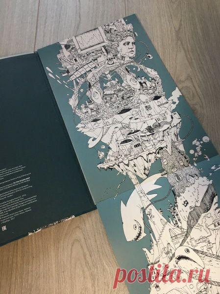 Погрузись в глубины океана с невероятной раскраской "Глубоко, глубоко в океан" — самой длинной в мире! Добавь цвета этой длинной башне, уходящей вниз от корабля с поверхности моря. По пути ты встретишь русалок, роботов и акул, прежде чем достигнешь морского дна. Часы веселого раскрашивания для всех возрастов! Посмотреть раскраску поближе и заказать со скидкой можно здесь -