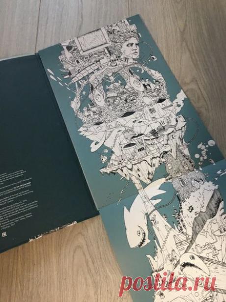 Погрузись в глубины океана с невероятной раскраской &quot;Глубоко, глубоко в океан&quot; — самой длинной в мире! Добавь цвета этой длинной башне, уходящей вниз от корабля с поверхности моря. По пути ты встретишь русалок, роботов и акул, прежде чем достигнешь морского дна. Часы веселого раскрашивания для всех возрастов! Посмотреть раскраску поближе и заказать со скидкой можно здесь -