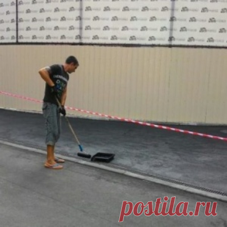 " Нам сказали красить - мы красим"- к приезду Порошенко в Харькове красят асфальт