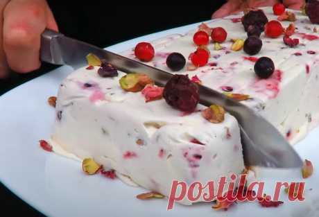 Итальянское мороженое: десерт с ягодами в жару. Домашний рецепт Семифредо — это традиционный итальянский десерт, который представляет собой нечто среднее между мороженым и тортом без выпечки.