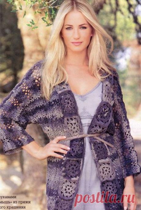 Меланжевый жакет, связанный крючком ажурным узором. Планка полочек оформлена из квадратов. / 1001uzor.com