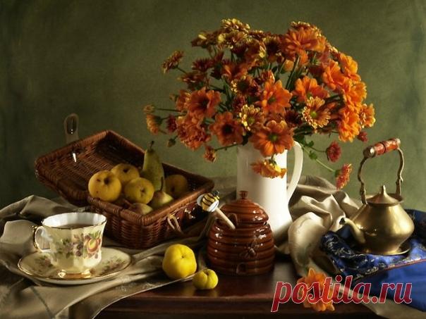 КАК ИЗБАВИТЬСЯ ОТ ЧРЕВОУГОДИЯ
Как избавиться от чревоугодия? Вот несколько советов. Перед трапезой надо втайне помолиться, чтобы Господь дал воздержание и помог положить предел домоганиям чрева и гортани; помнить, что наше тело, падкое до пищи, рано или поздно само станет пищей для червей, взятое из земли – горстью земного праха; представить, во что превращается пища в чреве. Нужно мысленно определить для себя количество пищи, которую хотелось бы съесть, а затем отнять от ...