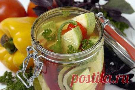 Кабачки маринованные острые Zippy Chef [Шустрый Повар]: Кабачки маринованные острые.Ингредиенты: кабачкиострый перец чилизеленьлавровый листгвоздика черный ...