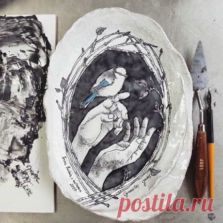 Моя белая лазоревка собралась в печь.#irinarudaia_ceramics #azuretit #ceramicplate #chinapainting #artceramics #краснаякнига