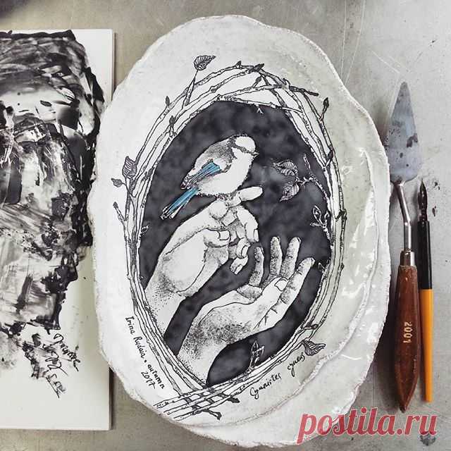 Моя белая лазоревка собралась в печь.#irinarudaia_ceramics #azuretit #ceramicplate #chinapainting #artceramics #краснаякнига