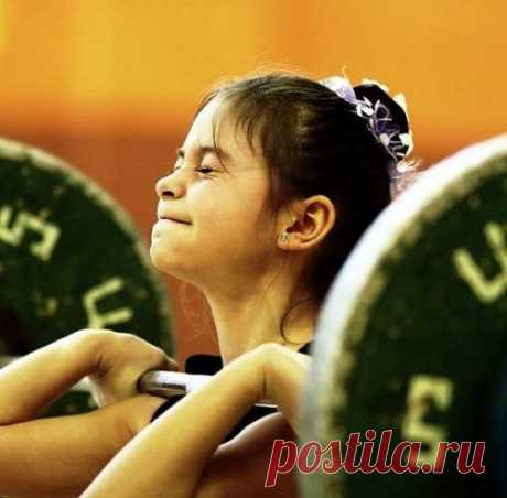 17-летняя девушка вытащила из проруби мужиков и снегоход (2 фото)