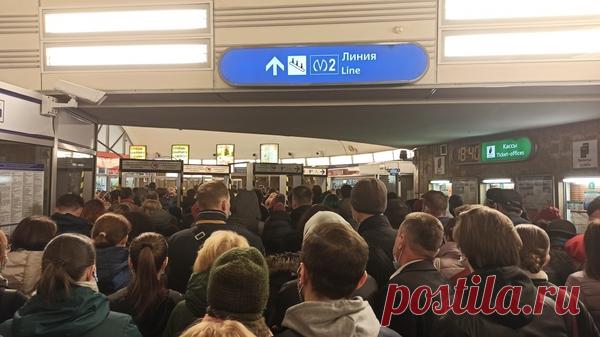 Как петербуржцам «по-взрослому» пережить опоздание из-за очередей в метро Из-за частичного закрытия «Нарвской» станции метро во время ПМЭФ и Чемпионата Европы по футболу на вход в подземку могут быть большие очереди. Из-за этого петербуржцы рискуют опоздать на работу и важные встречи. Психолог объяснила, как по-взрослому справи
