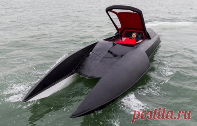 Alpha Centauri: доступный скоростной катер | Чёрт побери 35-летний британец построил первый в мире высокоскоростной катер-гидроплан, который можно купить довольно недорого. На Alpha Centauri стоит 1000-сильный двигатель от гоночной машины, а выглядит судно, как транспорт для Бэтмена. Пять лет Крис Филлипс (Chris Phillips) работал в гараже своего отца. Он спроектировал и построил моторную лодку, о которой мечтал всю свою жизнь. Ему даже пришлось продать свой Maserati, чтобы...