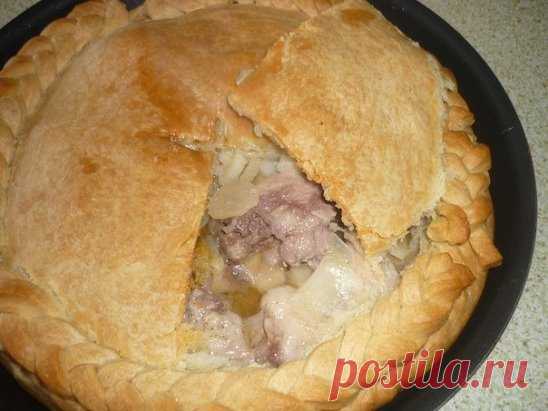 А-ля КУРНИК! Ну очень СОЧНЫЙ И ВКУСНЫЙ!
Состав:
Тесто:
мука 3-4 стакана;
250 гр.сл. масла. (или маргарина
250 г. сметаны
250 г. майонеза
1 чайная л. соды (без горки);
Начинка:
картофель сырой очищенный 3-4 шт;
мясо (филе) куриное-2 грудки;
Лук-2-3 головки;
соль, специи
Тесто:
Муку просеять, посолить, добавить соды, растопленное масло, сметану и майонез замесить мягкое, пластичное тесто. Скатать в ком и поставить в холодильник на 40-60 минут. Потом достать и разделить на 2 ...