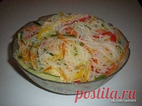 "Салат "Фунчоза с овощами"

Ингредиенты: 
- 200 г. лапши прозрачной рисовой
- 3 шт. болгарского перца разного цвета
- 2 моркови
- 3-4 зубчика чеснока
- масло растительное
- 1 огурец свежий
- 2 ч.л. уксуса
- соль
- соя (соевый соус)

Приготовление:
1. Лапшу надо сначала залить холодной водой и оставить постоять 10 мин., слить холодную воду, затем залить кипятком на 5 мин. и слить кипяток, промыть лапшу под проточной водой. Даем стечь.
2. Морковь и перец нарезать соломкой, п...