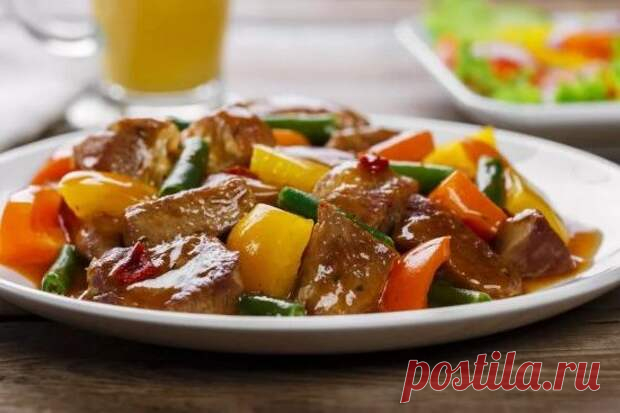 Особенности приготовления и базовый рецепт овощного рагу с мясом и сметанной подливой - Будет вкусно - 29 июня - 43472657971 - Медиаплатформа МирТесен Рагу из овощей – одно из самых популярных и доступных блюд. Несмотря на существование множества рецептов его приготовления, основа у данного лакомства всегда одна: овощной микс. К нему можно добавлять грибы, мясо и птицу, заправляя все разнообразными соусами и подливами. Как и большинство овощных - 29 июня - 43472657971 - Медиаплатформа МирТесен