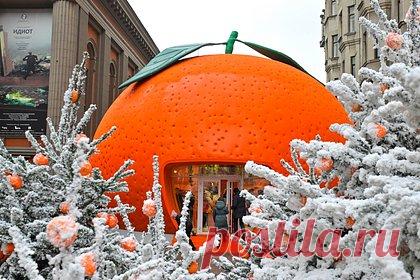 В центре Москвы заметили гигантский мандарин