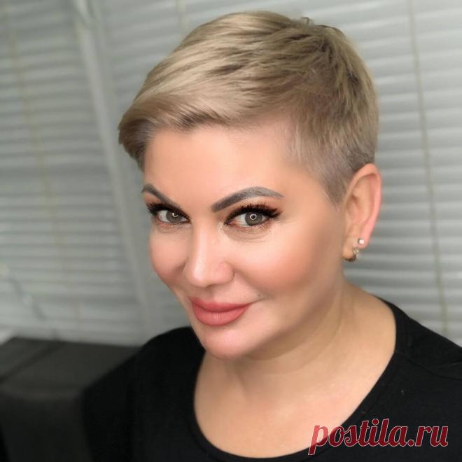 12 эффектных коротких стрижек для женщин 45+