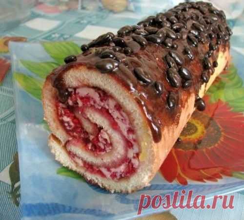 Бисквитный рулет с малиной