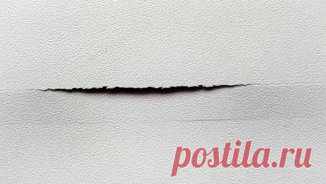 Как и чем отремонтировать трещины в пластиковом подоконнике Пластиковые подоконники, несмотря на пластичность материала, все равно подвержены образованию трещин. Зачастую те появляются при транспортировке, и заметить дефект получается только после установки, когда защитная пленка срывается. Чтобы не отбивать штукатурку и не срывать дефектный подоконник, вы