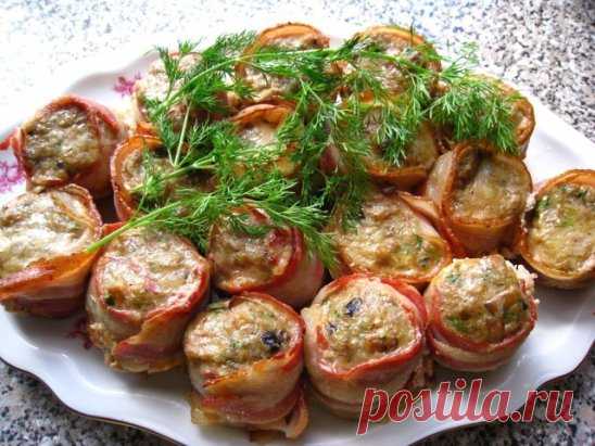 Вкусная горячая закуска «Буржуй в телогрейке» к Новогоднему столу 2018. Буржуй в телогрейке — это блюдо настоящая бомба Вкус просто объедение, а аромат стоит такой, что даже самый сытый не сможет удержаться. К тому же готовятся они очень просто.
Продукты:
Фарш — 600 гр
Хлеб -1 булка
Лук репчатый — 2 головки
Молоко — 1 стакан
Соль, перец — по вкусу
Сыр — 100 гр
Бекон — 200 гр
Растительное масло — для жарки
Зелень — 1 пучок
Чеснок — 2 зубка.
Как приготовить горячую закуску Буржуй в телогрейке:
Д