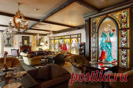 Идеи использования витражей в интерьере (фото) | Тысяча и одна идея Витражи в интерьере представляют собой стеклянные картины, которые могут удачно заменить обычные прозрачные стекла в окнах или на двери. Композиции из цветных стеклышек раньше можно было встретить только в соборах или замках. Но теперь эти традиции декорирования используются и для обычного дома и даже для квартиры. Главное помнить, что не во всех стилях уместно применение витражей, и для современного интер...