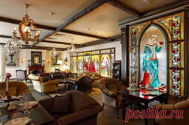 Идеи использования витражей в интерьере (фото) | Тысяча и одна идея Витражи в интерьере представляют собой стеклянные картины, которые могут удачно заменить обычные прозрачные стекла в окнах или на двери. Композиции из цветных стеклышек раньше можно было встретить только в соборах или замках. Но теперь эти традиции декорирования используются и для обычного дома и даже для квартиры. Главное помнить, что не во всех стилях уместно применение витражей, и для современного интер...