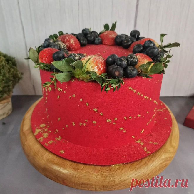 Моё 14 февраля‍

Торт Черёмуховый  черёмуховый бисквит, мусс сливочносметанный, черничное кули. Сверху черничный ганаш. 

Очень взрослый, брутальный  Тирамису с кофейноконьячной пропиткой. Не стала выравнивать, собрала в стиле минимализм. Он шикарен. Сверху крем из маскарпоне и сливок, мазки ганаш.

Морковный торт-моя новая любовь. 
Веселенький, в полосочку. 🥕Что во внутрь завернешь, то на выходе и получишь. У меня манго+апельсин в прослойке. Крем- сырный мусс с шоколадом...