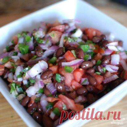 Салат с фасолью, помидорами и зеленью
 60.79 ккал/100 г  Б/Ж/У: 3.68 / 0.25 / 11.1 
Ингредиенты:
фасоль черная консервированная 450 грамм
красный лук 1 штука
помидоры 3 штуки
кинза свежая - по вкусу
перец халапеньо 1 штука
лайм 1 штука
соль, перец - по вкусу
Приготовление:
Подготовим все ингредиенты - помоем и, если нужно, почистим овощи.
Консервированную фасоль откидываем на дуршлаг, чтобы с фасоли стекла вся жидкость. Просто слить жидкость из банки недостаточно, поскольку в таком с