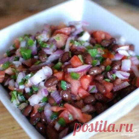 Салат с фасолью, помидорами и зеленью
 60.79 ккал/100 г  Б/Ж/У: 3.68 / 0.25 / 11.1 
Ингредиенты:
фасоль черная консервированная 450 грамм
красный лук 1 штука
помидоры 3 штуки
кинза свежая - по вкусу
перец халапеньо 1 штука
лайм 1 штука
соль, перец - по вкусу
Приготовление:
Подготовим все ингредиенты - помоем и, если нужно, почистим овощи.
Консервированную фасоль откидываем на дуршлаг, чтобы с фасоли стекла вся жидкость. Просто слить жидкость из банки недостаточно, поскольку в таком с