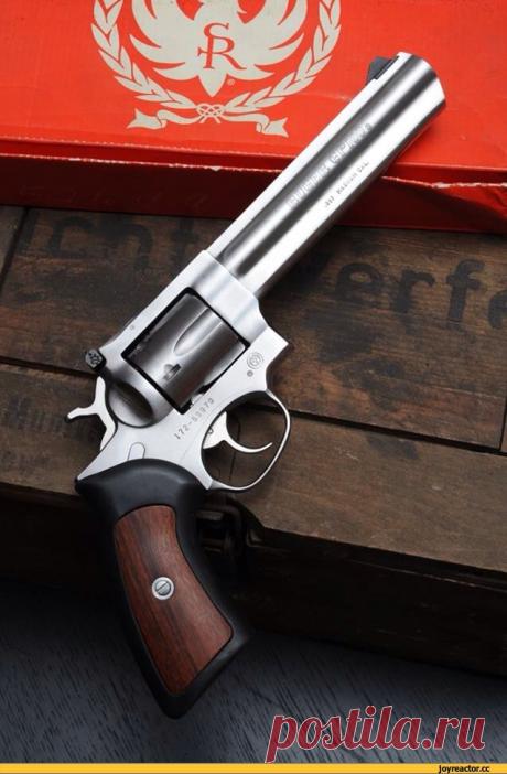 Ругер GP100, наиболее "стальной" револьвер из ныне производимых. Для многих навесок стоит пометка "только для ругера сотой модели". Очень тяжелый, но позволяет большую вольность в снаряжении патронов. Ну и надежен, не без этого.