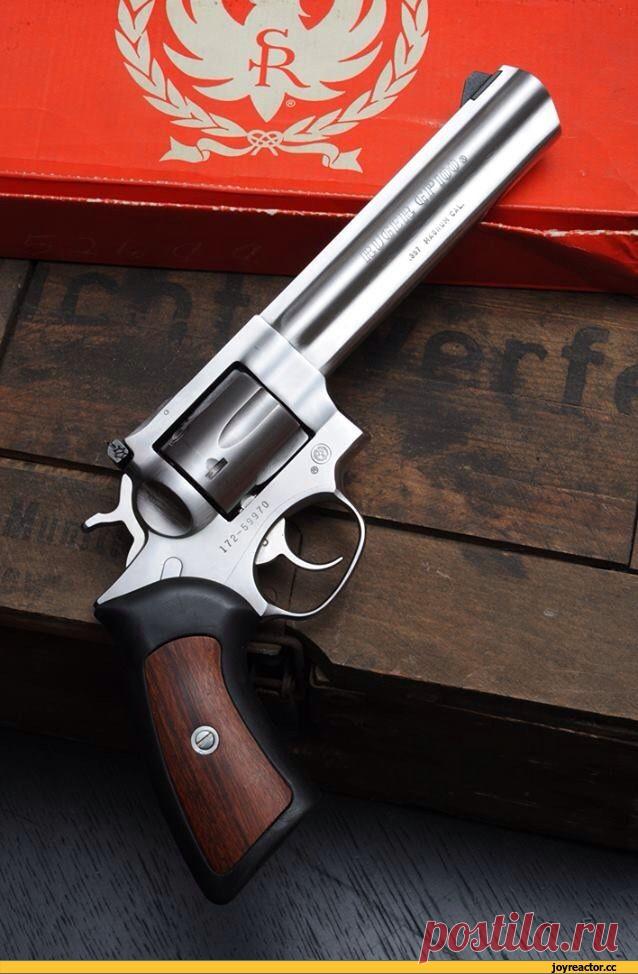 Ругер GP100, наиболее "стальной" револьвер из ныне производимых. Для многих навесок стоит пометка "только для ругера сотой модели". Очень тяжелый, но позволяет большую вольность в снаряжении патронов. Ну и надежен, не без этого.