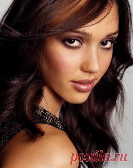 Джессика Альба (Jessica Alba) в фотосессии Майкла Томпсона (Michael Thompson) для журнала Allure (апрель 2002).