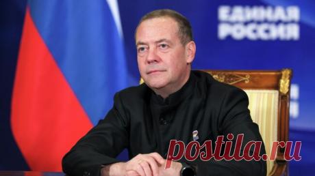 Медведев поздравил с Рождеством Христовым