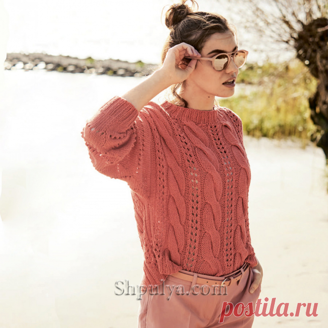 Летний короткий пуловер связан спицами узором из крупных «Кос» в окружении ажурных полос из хлопка со льном темно-кораллового цвета.