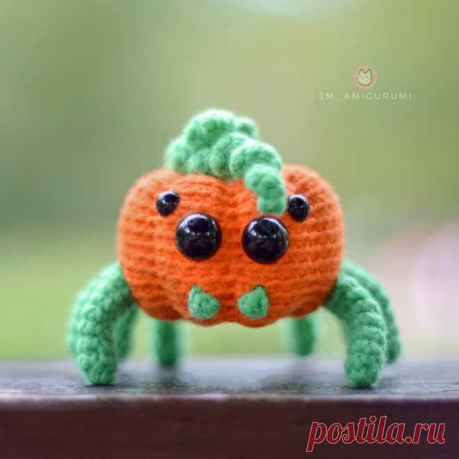 PDF Тыквопаук крючком. FREE crochet pattern; Аmigurumi toy patterns. Амигуруми схемы и описания на русском. Вязаные игрушки и поделки своими руками #amimore - паук, паучок, Хэллоуин.