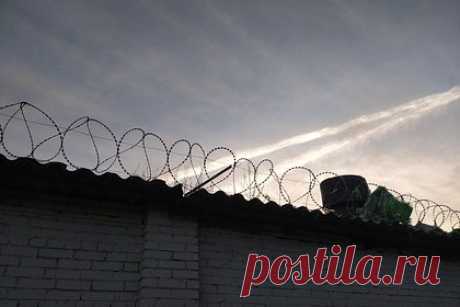 Отправившего деталь самолета в Китай российского бизнесмена оставили в СИЗО. Мосгорсуд оставил в СИЗО бизнесмена Дмитрия Ганжу, отправившего лопатку компрессора двигателя военного самолета в Китай. Также вместе с ним по делу проходят двое граждан Китая — Дяо Чуцяо и У Сюнюй. Им предъявлено обвинение в покушении на групповую контрабанду. Преступление выявили сотрудники ФСБ.