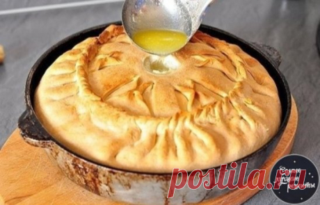 ПИРОГ С КАРТОФЕЛЕМ И МЯСОМ.
ИНГРЕДИЕНТЫ:
Тесто пресное:
Сметана - 200 гр.,
Кефир (йогурт) - 150 гр.,
Яйцо - 1 шт.,
Растительное масло - 1 ст.л.,
Сливочное масло - 150 гр.,
Соль - 0,5 ч.л.,
Сода чайная - 1 ч.л.,
Мука - 700 гр.
Для начинки:
Мясо с жирком - 1,5 кг.,
Картофель - 1,5 кг.,
Лук репчатый - 2 шт.(крупный),
Соль - 0,5 ст.л.,
Перец черный молотый - по вкусу
Бульон для вливания в пирог - 1 стакан
ПРИГОТОВЛЕНИЕ:
1. Для теста: В чашке смешать сметану, кефир, яйцо, р