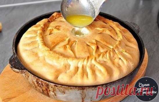 ПИРОГ С КАРТОФЕЛЕМ И МЯСОМ.
ИНГРЕДИЕНТЫ:
Тесто пресное:
Сметана - 200 гр.,
Кефир (йогурт) - 150 гр.,
Яйцо - 1 шт.,
Растительное масло - 1 ст.л.,
Сливочное масло - 150 гр.,
Соль - 0,5 ч.л.,
Сода чайная - 1 ч.л.,
Мука - 700 гр.
Для начинки:
Мясо с жирком - 1,5 кг.,
Картофель - 1,5 кг.,
Лук репчатый - 2 шт.(крупный),
Соль - 0,5 ст.л.,
Перец черный молотый - по вкусу
Бульон для вливания в пирог - 1 стакан
ПРИГОТОВЛЕНИЕ:
1. Для теста: В чашке смешать сметану, кефир, яйцо, р