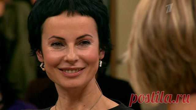 Наедине со всеми - Наедине со всеми. Ирина Апексимова - Ирина Апексимова - актриса театра и кино, певица. Роковая женщина-вамп, стальная бизнес-леди. Ее любят, ею восхищаются. Даже публика Бродвея аплодировала русской звезде стоя.
Ирина была лучшей студенткой на курсе в Мастерской Табакова. С ней учились Владимир Машков, Евгений Миронов. Она работала вместе с Жан-Люком Годаром, Филлипом Нойсом. Ее партнеры – мировые звезды: Вэл Килмер и Элизабет Шу. Казалось бы, весь мир у ее ног.