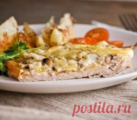 Мясо по-купечески (с грибами) ИНГРЕДИЕНТЫ -Свинина (карбонат) — 4 кусочка, -грибы замороженные развесные — 150-200 гр, -помидорка — 1 шт, -сыр — 200-250 гр, -майонез, -соль, -специи — по вкусу. ПРИГОТОВЛЕНИЕ 1. Нарезанное кусочками мясо отбиваем через пленку и выкладываем на смазанный маслом противень. Добавляем соль и специи 2. Снимаем с помидорки шкурку (пропарив ее, можно в пароварке-минут 3-5), […]