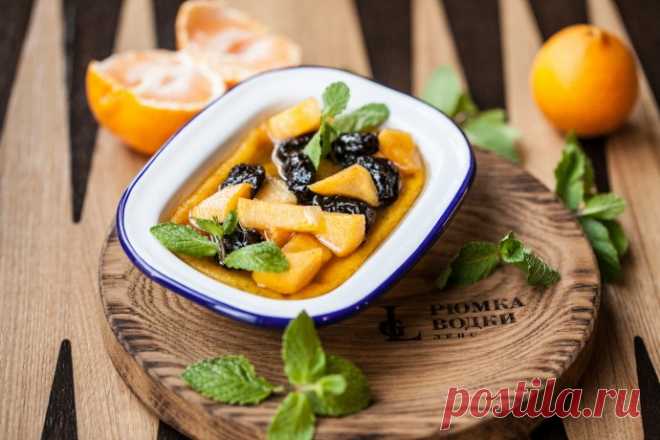 Мандариновый пирог с хурмой и черносливом