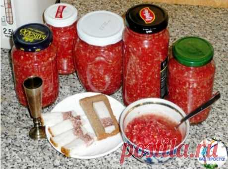 Хреновина классическая на зиму
Состав на 1 литр:
1 кг помидоров
600 г корней хрена
3 головки чеснока
2 острых перчика
1 ч. ложка соли
0,5 чайн. ложки сахара
Приготовление:
Приготовление хреновины не составит труда даже начинающим хозяйкам. Зато какой ароматный вкус получается даже у банального бутерброда, стоит лишь смазать его домашней хреновиной.
Для начала корни хрена очистить и перекрутить.
СОВЕТ! Хрен при перекручивании ядренее, чем репчатый лук. Чтобы не лить крокодилов