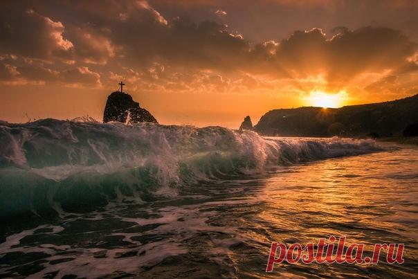 «Золото крымского заката» «Закат близ мыса Фиолент, Севастополь, Крым. Снято по пояс в воде - очень боялся за камеру, но кадры того стоили!» – пишет нам автор фото Sergy Shaby: nat-geo.ru/photo/user/302715/