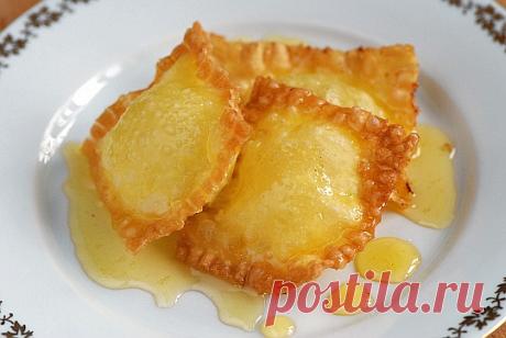 ЖАРЕНЫЕ РАВИОЛИ С РИКОТТОЙ И МЁДОМ
Что нужно:200 г муки20 г сливочного масла100 г сыра рикотта (или другого молодого домашнего сыра)2 желтка3-4 ст. л. жидкого мёда5-6 ст. л. оливкового маслацедра половины лимона1 щепотка молотой ко…