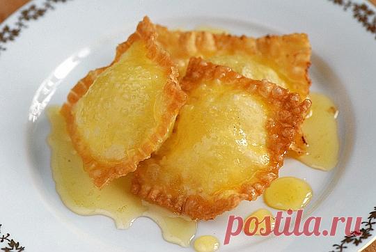 ЖАРЕНЫЕ РАВИОЛИ С РИКОТТОЙ И МЁДОМ 

 
Что нужно:200 г муки20 г сливочного масла100 г сыра рикотта (или другого молодого домашнего сыра)2 желтка3-4 ст. л. жидкого мёда5-6 ст. л. оливкового маслацедра половины лимона1 щепотка молотой ко…