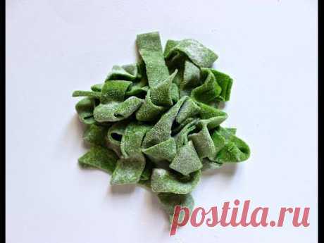 Домашняя яичная паста со шпинатом. Pasta all'uovo con spinaci. Итальянская кухня.