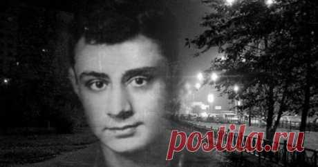 17 лучших стихов Эдуарда Асадова Эдуард Асадов — известный советский поэт с очень непростой судьбой. Родившись в интеллигентной семье педагогов и закончив школу, молодой юноша 17 лет размышлял о выборе между театральным и литературным ВУЗами. Но через неделю началась Вторая Мировая Война и он добровольцем отправился на фронт.