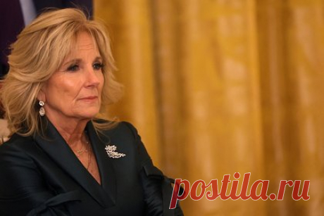 Супруге Байдена удалят новообразование на лице. Первой леди США Джилл Байден предстоит медицинская процедура по удалению «небольшого новообразования» под правым глазом. Поражение на лице было обнаружено во время планового скрининга рака кожи. «Проявляя чрезмерную осторожность, врачи рекомендовали удалить его», — отметил врач Белого дома Кевин О'Коннер.