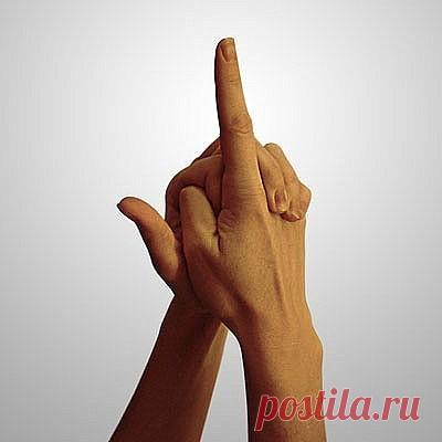 ღМУДРА ДЛЯ СНИЖЕНИЯ ПОВЫШЕННОГО КРОВЯНОГО ДАВЛЕНИЯ 
В качестве лечебного средства данная мудра применяется при гипертонии - хроническом заболевании, которое характеризуется постоянным или периодическим повышением артериального давления, связанным с растройством нервной регуляци