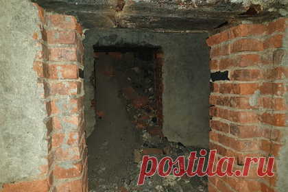 Во дворе российской школы под провалившимся асфальтом случайно нашли катакомбы. В Новочеркасске Ростовской области во дворе школы под провалившимся асфальтом обнаружили катакомбы. Их обследуют археологи и историки. Глубокий провал в асфальте заметила учительница физкультуры. Спустя месяц дорожники начали снимать асфальт и нашли помещения со сводами и дверьми.