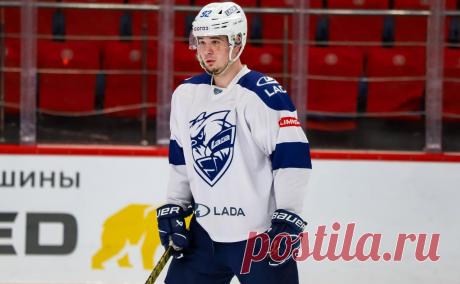 Защитник «Лады» забросил шайбу в стиле лакросс в матче КХЛ с «Динамо». Магомед Шараканов отличился во втором периоде, отправив шайбу в ворота на крюке клюшки