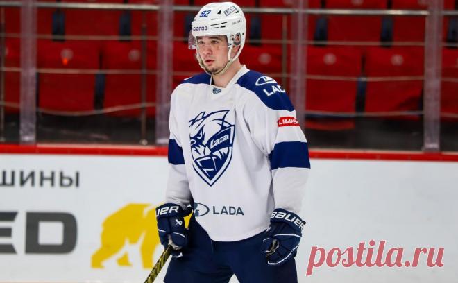 Защитник «Лады» забросил шайбу в стиле лакросс в матче КХЛ с «Динамо». Магомед Шараканов отличился во втором периоде, отправив шайбу в ворота на крюке клюшки